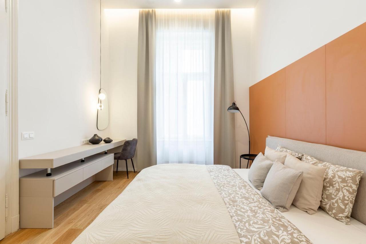 Luxurious Minimalist Residence With Sauna By Prestige Homes Budapest Exterior photo