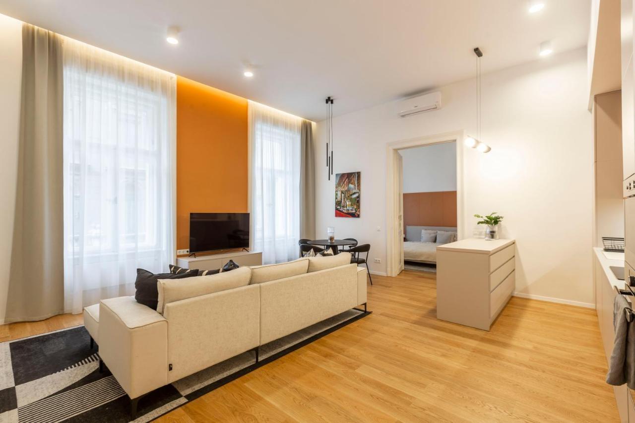 Luxurious Minimalist Residence With Sauna By Prestige Homes Budapest Exterior photo